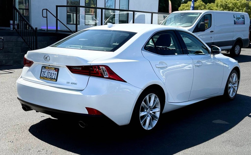 Lexus IS 250 Vehicle Full-screen Gallery Image 07