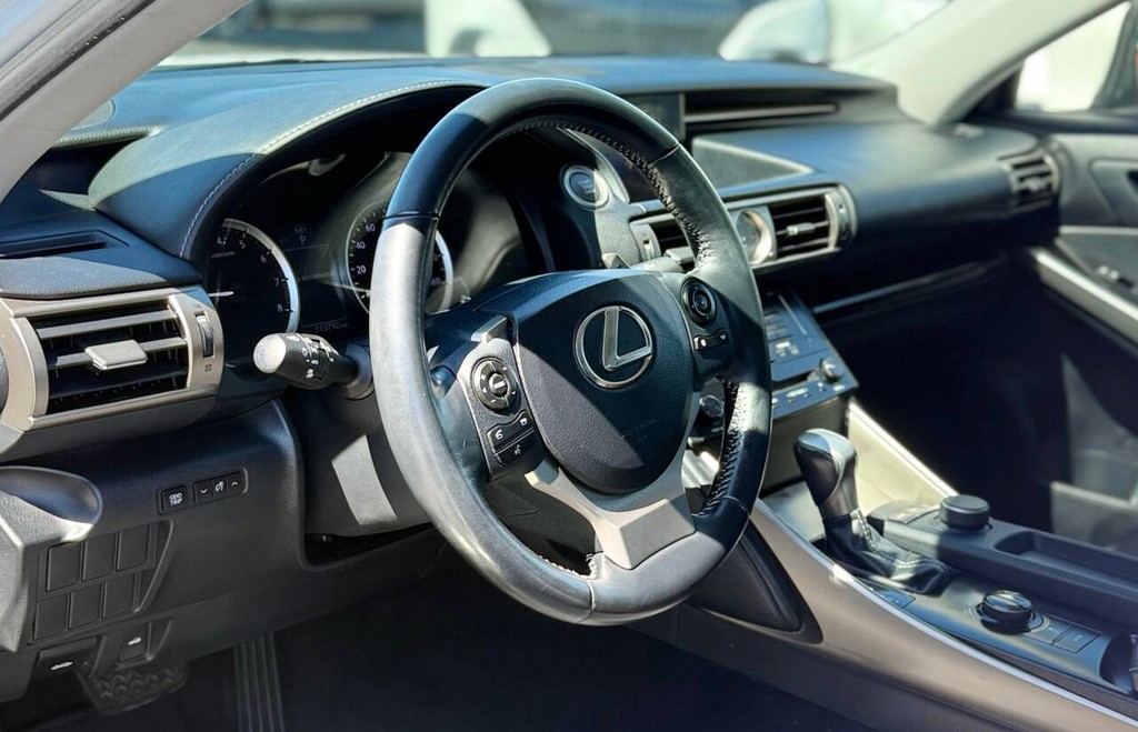 Lexus IS 250 Vehicle Full-screen Gallery Image 11