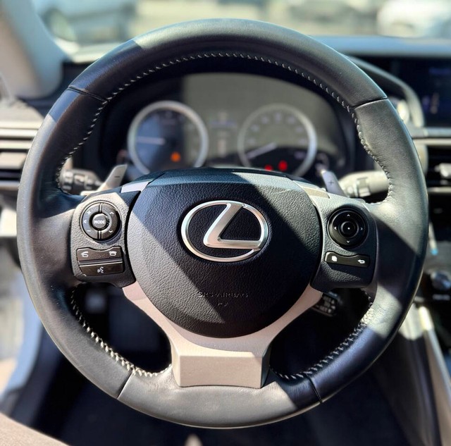 Lexus IS 250 Vehicle Full-screen Gallery Image 12