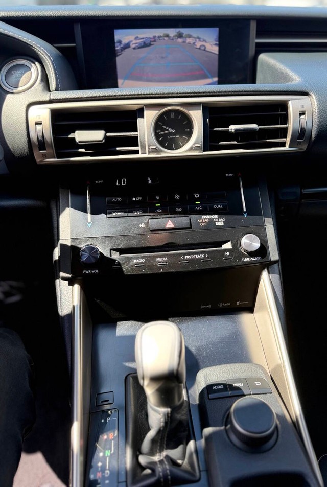 Lexus IS 250 Vehicle Full-screen Gallery Image 13