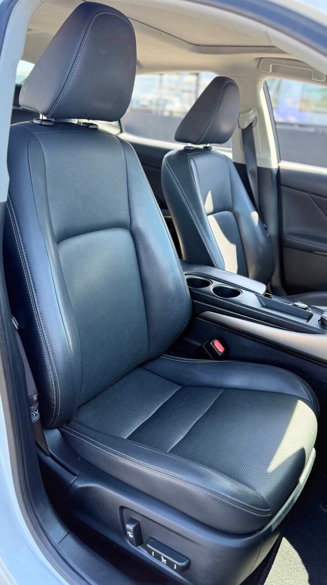 Lexus IS 250 Vehicle Full-screen Gallery Image 14