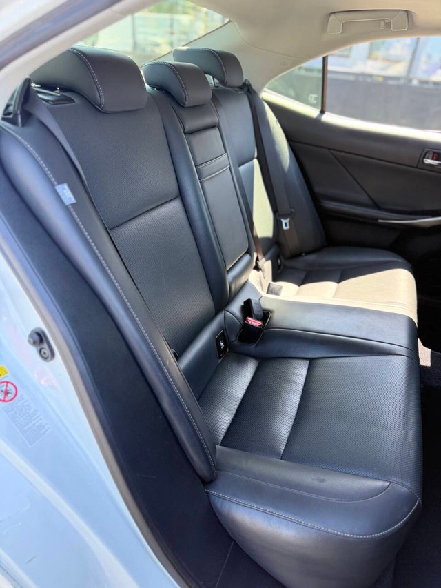 Lexus IS 250 Vehicle Full-screen Gallery Image 15