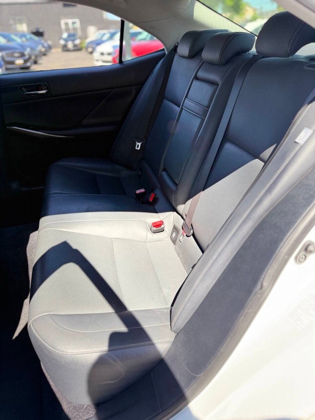 Lexus IS 250 Vehicle Full-screen Gallery Image 16