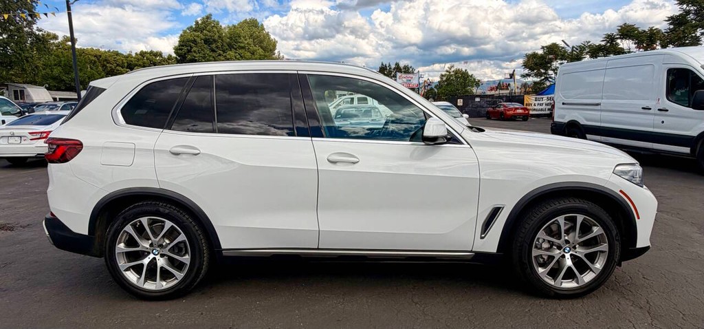 BMW X5 Vehicle Full-screen Gallery Image 10
