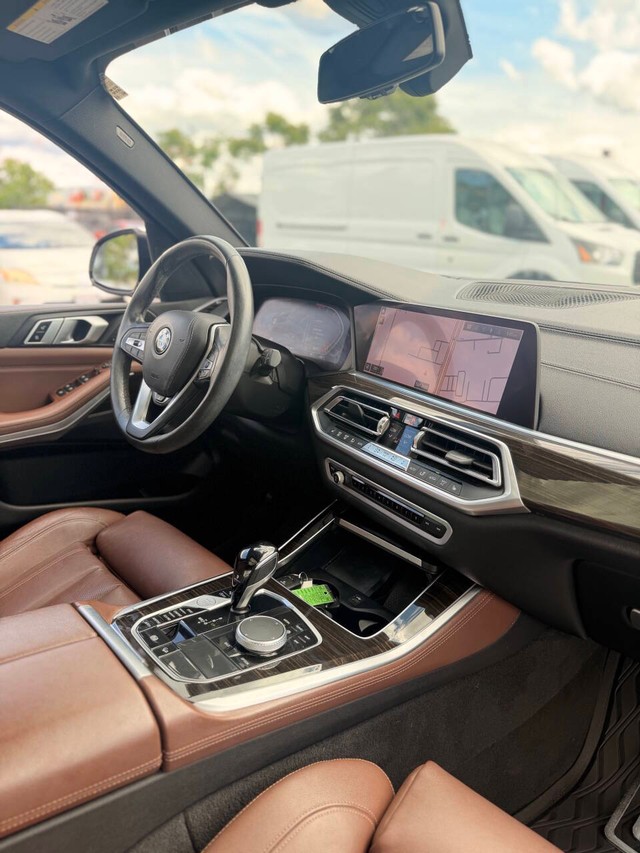BMW X5 Vehicle Full-screen Gallery Image 11