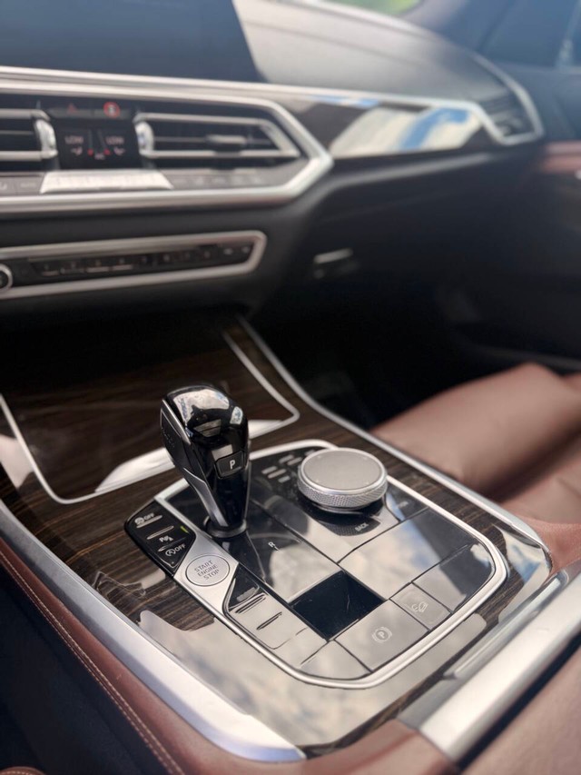 BMW X5 Vehicle Full-screen Gallery Image 12