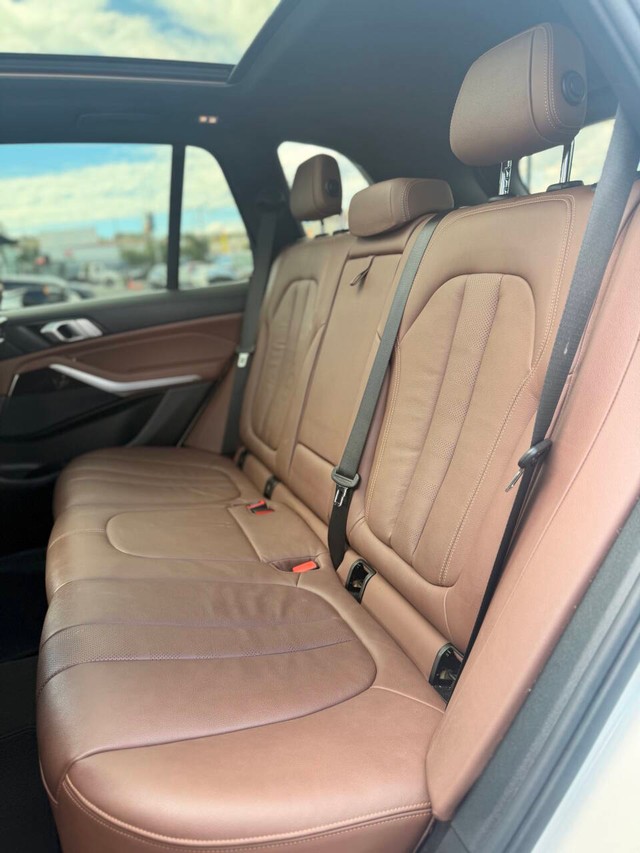 BMW X5 Vehicle Full-screen Gallery Image 15