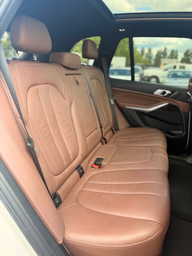 BMW X5 Vehicle Full-screen Gallery Image 16