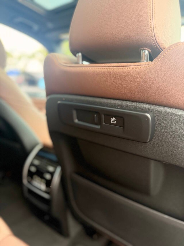 BMW X5 Vehicle Full-screen Gallery Image 17