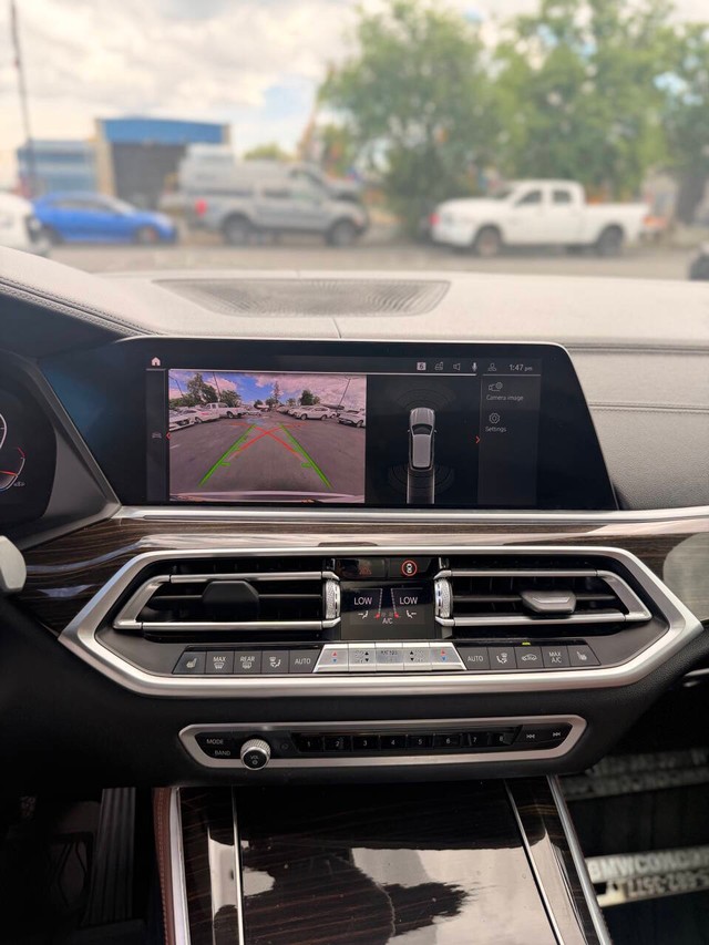 BMW X5 Vehicle Full-screen Gallery Image 18