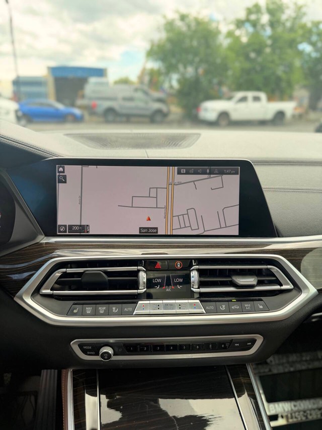 BMW X5 Vehicle Full-screen Gallery Image 19