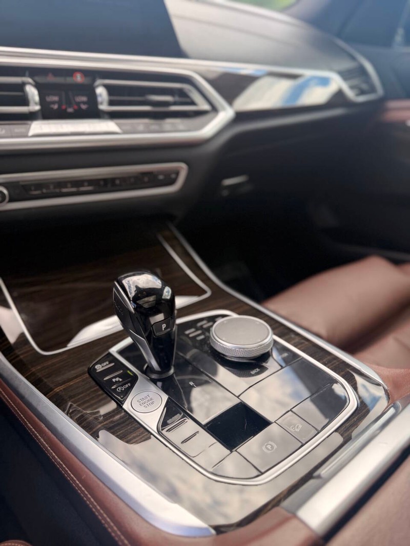 BMW X5 Vehicle Full-screen Gallery Image 12