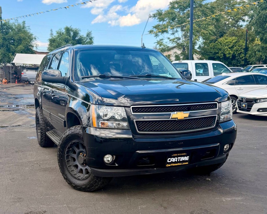 Chevrolet Suburban Vehicle Full-screen Gallery Image 02