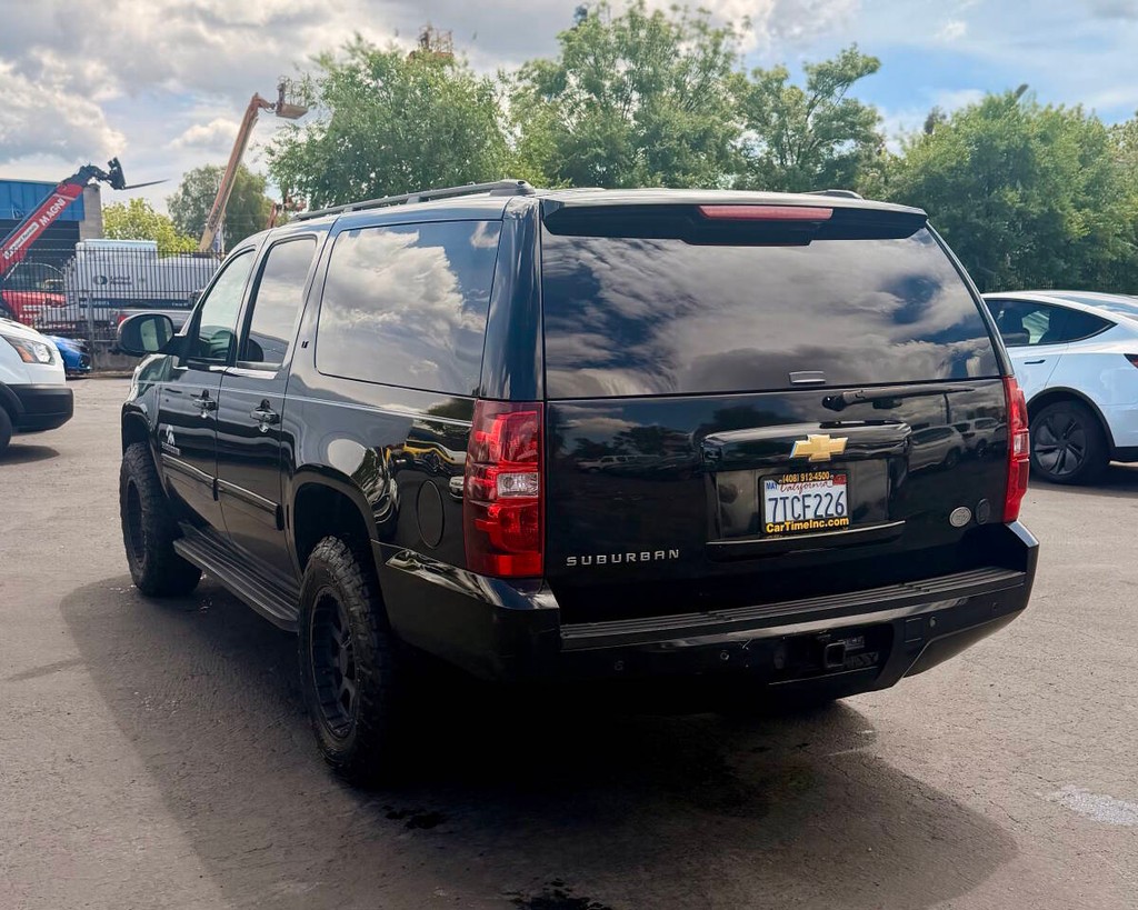 Chevrolet Suburban Vehicle Full-screen Gallery Image 04