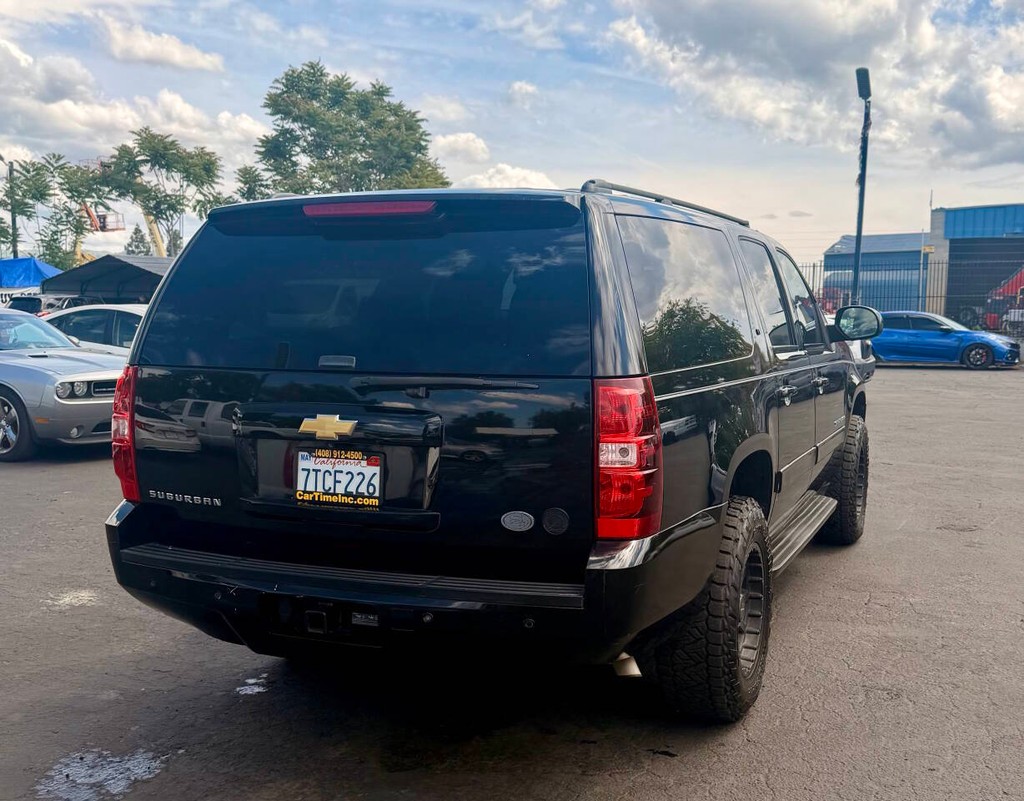 Chevrolet Suburban Vehicle Full-screen Gallery Image 06
