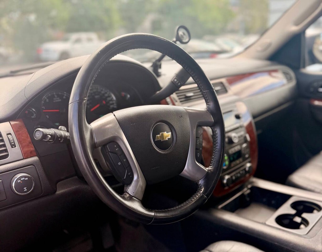 Chevrolet Suburban Vehicle Full-screen Gallery Image 10