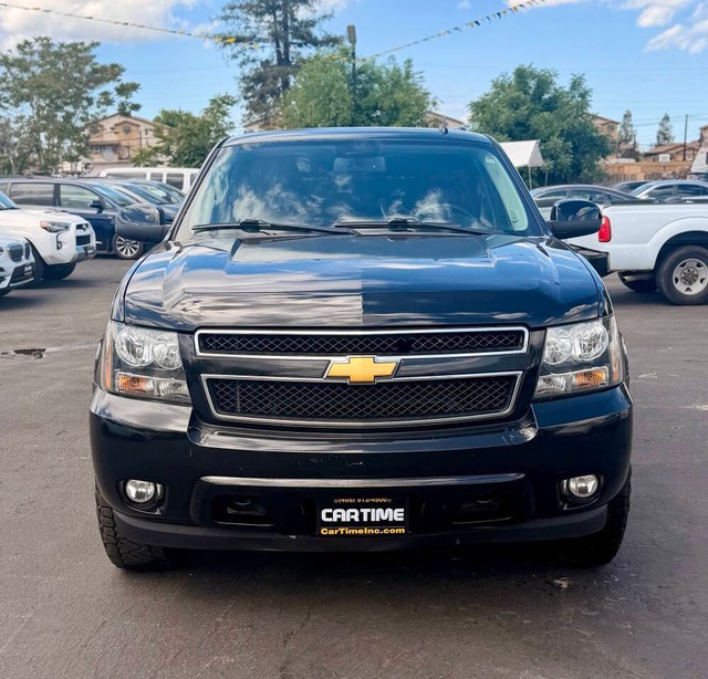 Chevrolet Suburban Vehicle Full-screen Gallery Image 03