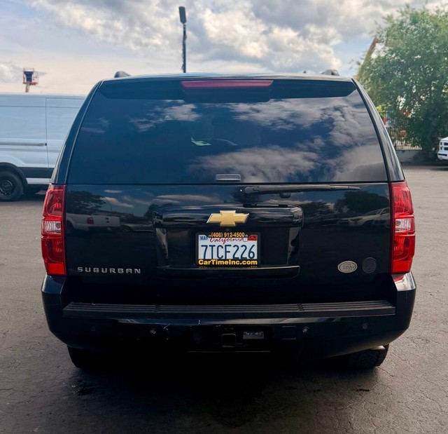 Chevrolet Suburban Vehicle Full-screen Gallery Image 05