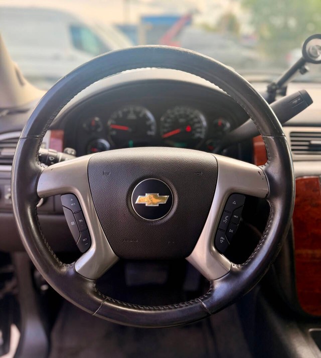 Chevrolet Suburban Vehicle Full-screen Gallery Image 09