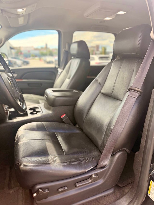 Chevrolet Suburban Vehicle Full-screen Gallery Image 11