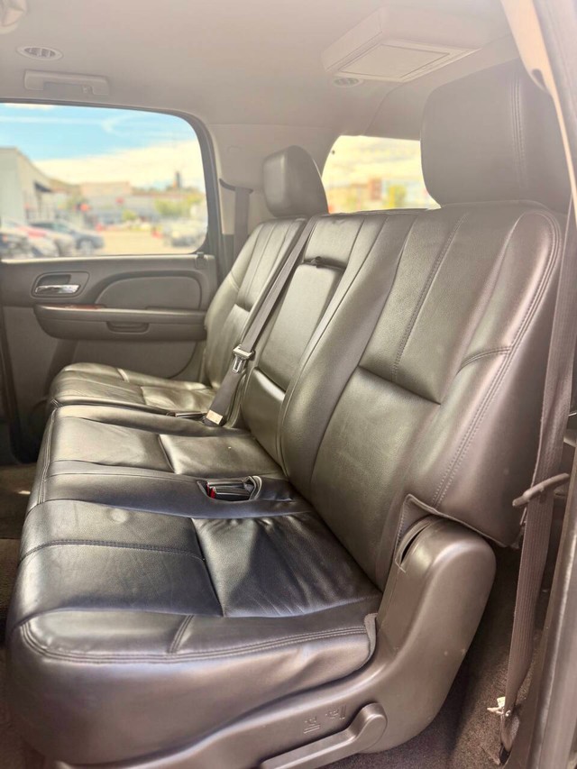 Chevrolet Suburban Vehicle Full-screen Gallery Image 12