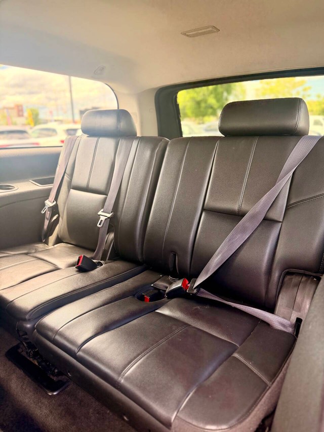 Chevrolet Suburban Vehicle Full-screen Gallery Image 13