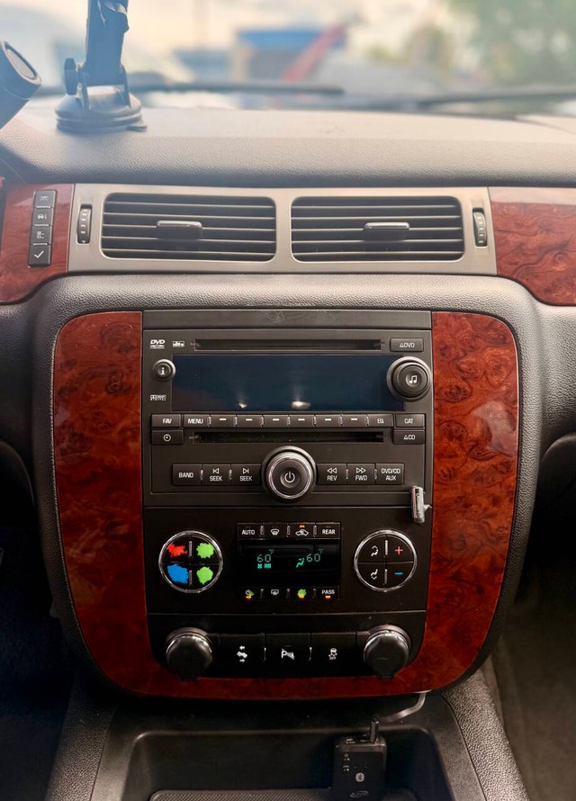 Chevrolet Suburban Vehicle Full-screen Gallery Image 14