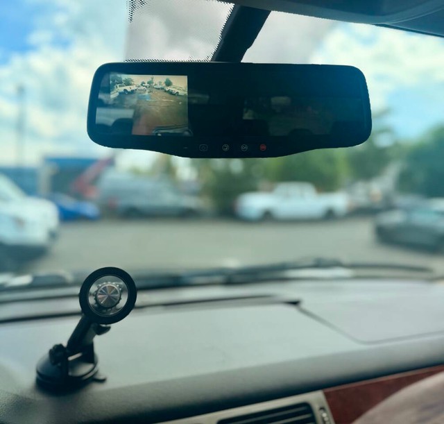 Chevrolet Suburban Vehicle Full-screen Gallery Image 15