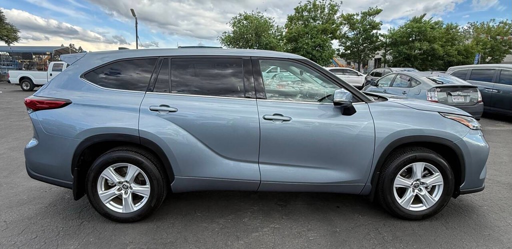 Toyota Highlander Vehicle Full-screen Gallery Image 05