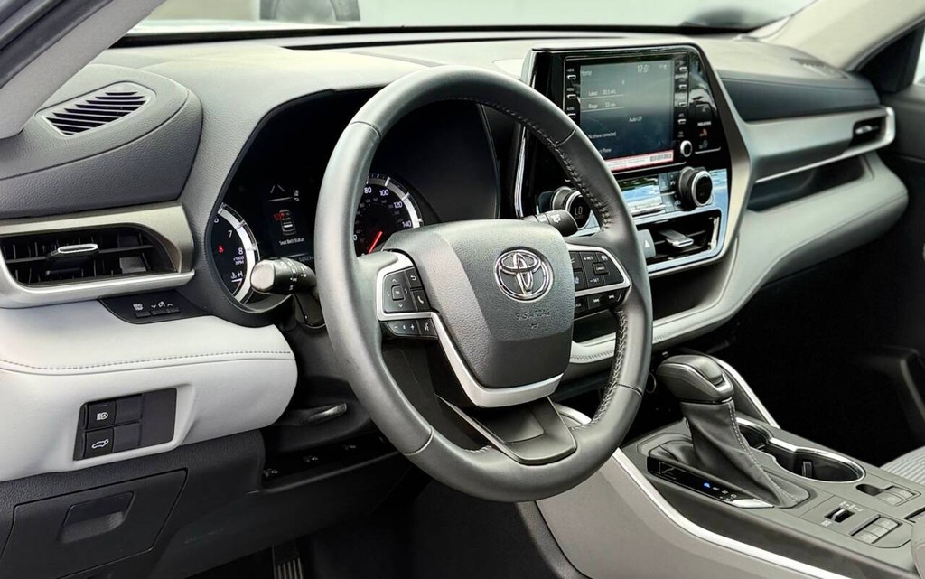 Toyota Highlander Vehicle Full-screen Gallery Image 09