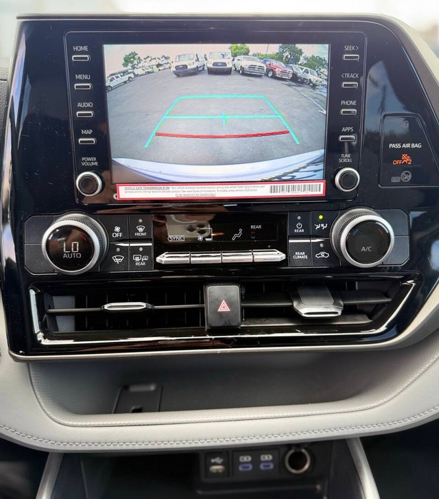 Toyota Highlander Vehicle Full-screen Gallery Image 11