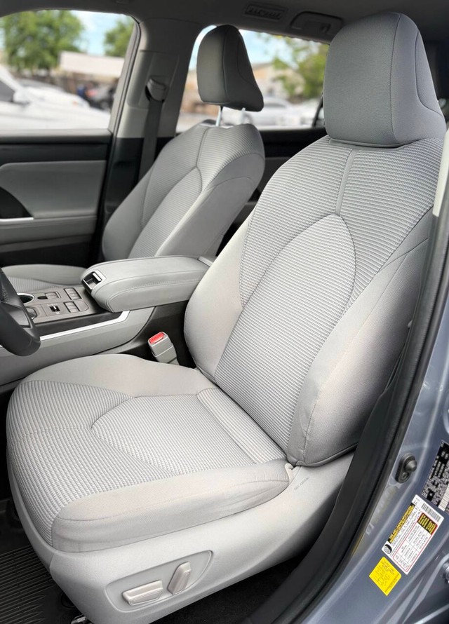 Toyota Highlander Vehicle Full-screen Gallery Image 13