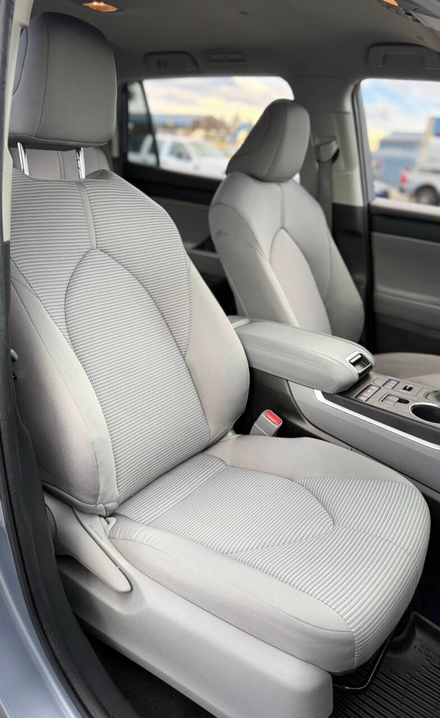 Toyota Highlander Vehicle Full-screen Gallery Image 14