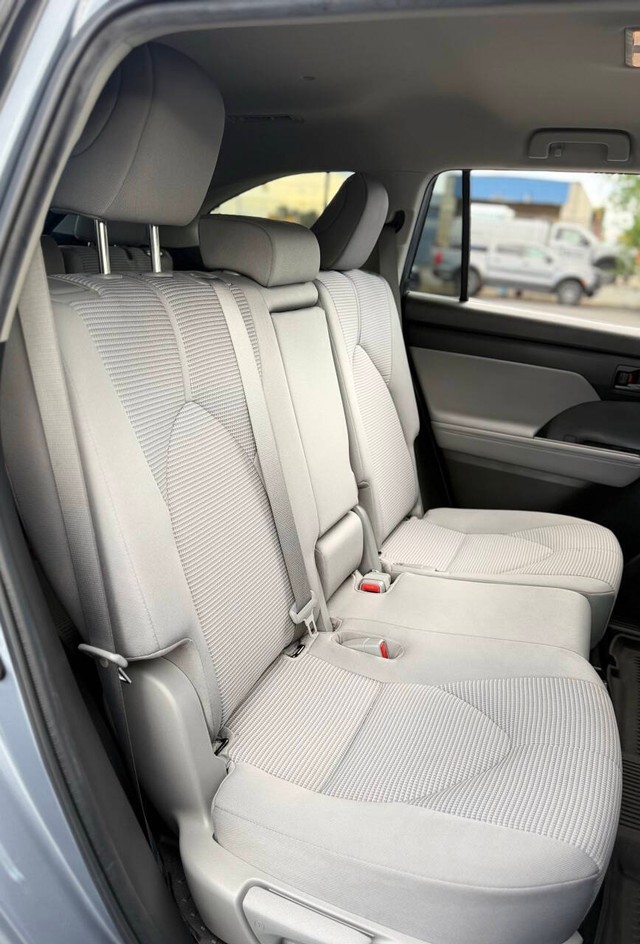 Toyota Highlander Vehicle Full-screen Gallery Image 15