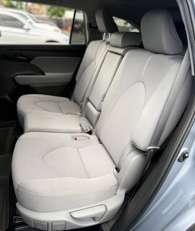 Toyota Highlander Vehicle Full-screen Gallery Image 16