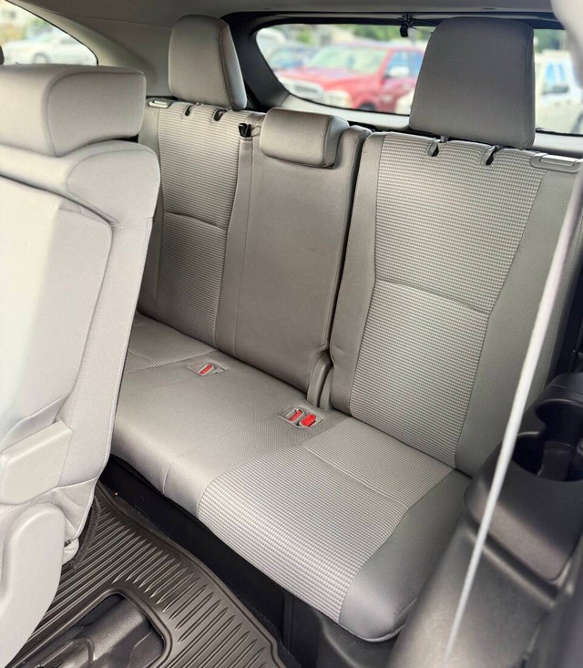 Toyota Highlander Vehicle Full-screen Gallery Image 17