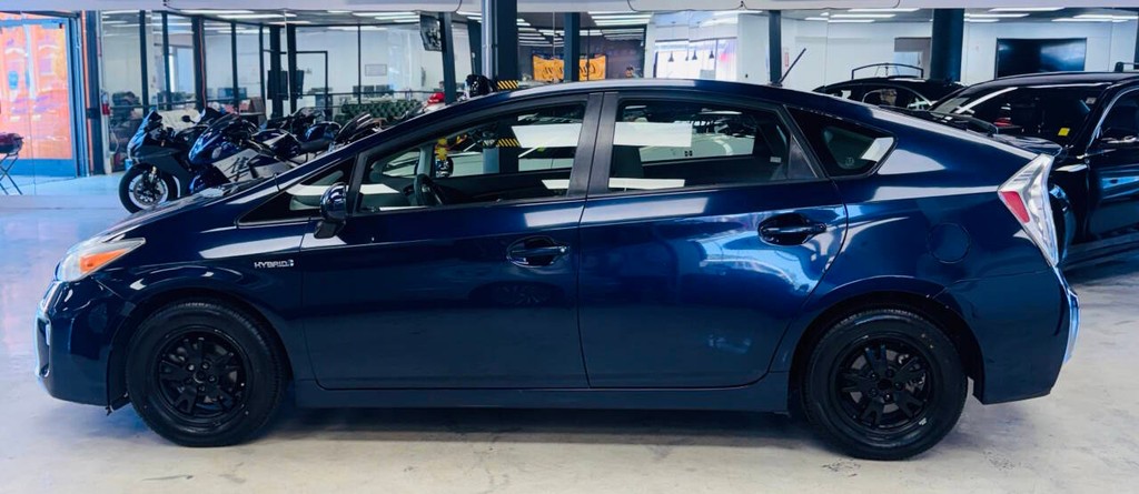 Toyota Prius Vehicle Full-screen Gallery Image 04