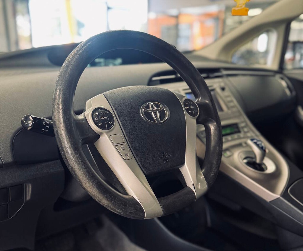 Toyota Prius Vehicle Full-screen Gallery Image 10