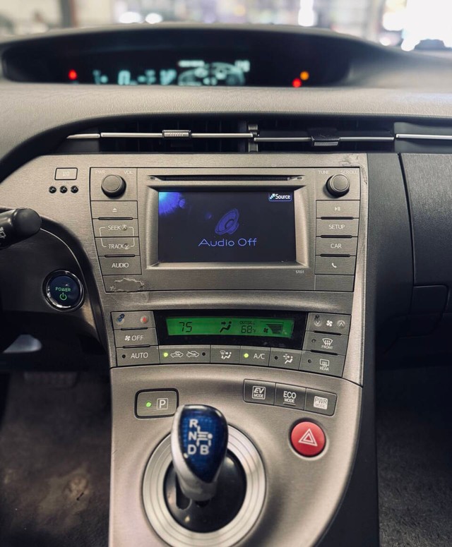 Toyota Prius Vehicle Full-screen Gallery Image 11