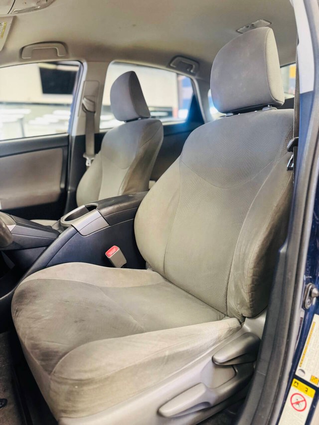 Toyota Prius Vehicle Full-screen Gallery Image 12