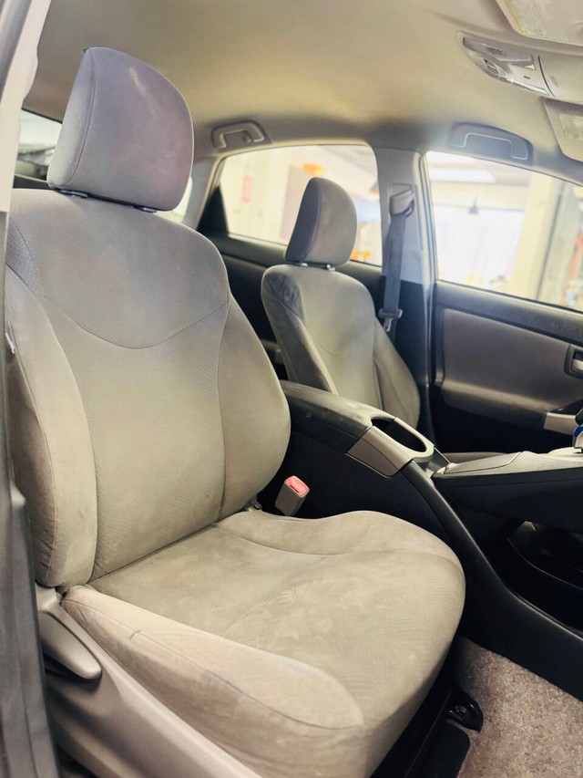 Toyota Prius Vehicle Full-screen Gallery Image 13