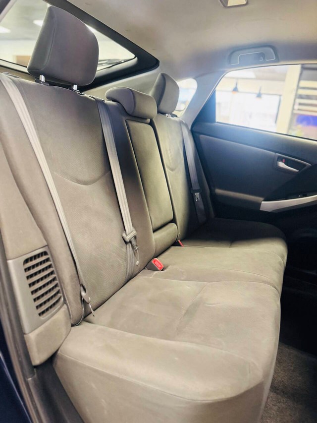 Toyota Prius Vehicle Full-screen Gallery Image 15