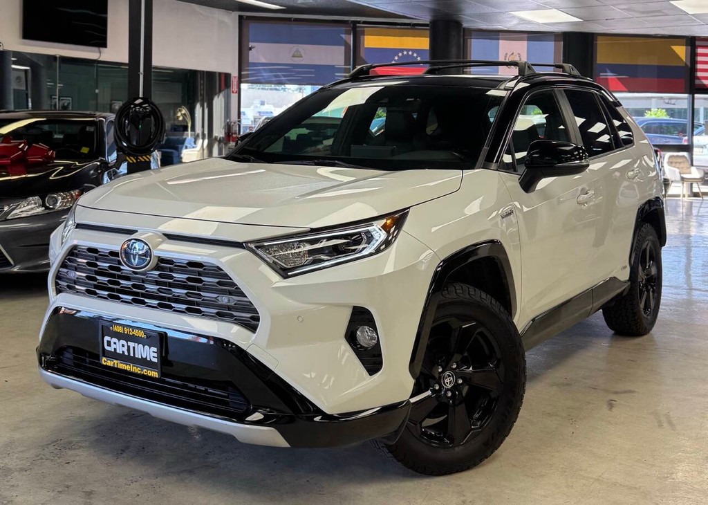 Toyota RAV4 Hybrid Vehicle Full-screen Gallery Image 02