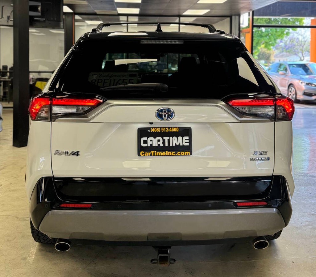 Toyota RAV4 Hybrid Vehicle Full-screen Gallery Image 08