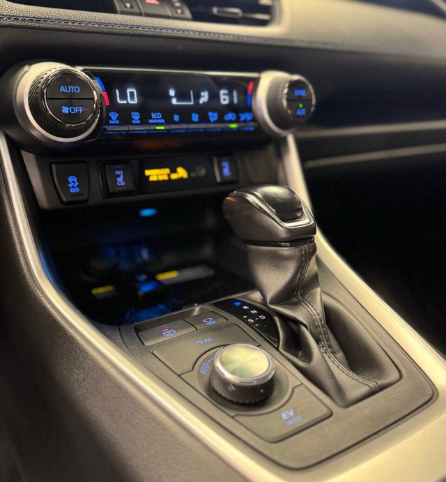 Toyota RAV4 Hybrid Vehicle Full-screen Gallery Image 16