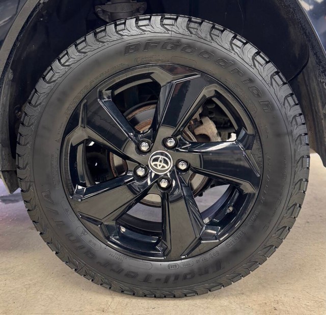 Toyota RAV4 Hybrid Vehicle Full-screen Gallery Image 18