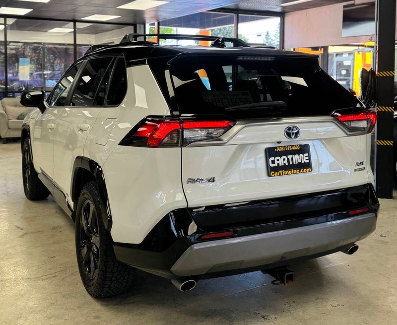 Toyota RAV4 Hybrid Vehicle Full-screen Gallery Image 07