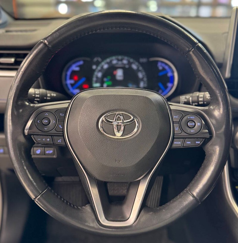 Toyota RAV4 Hybrid Vehicle Full-screen Gallery Image 10