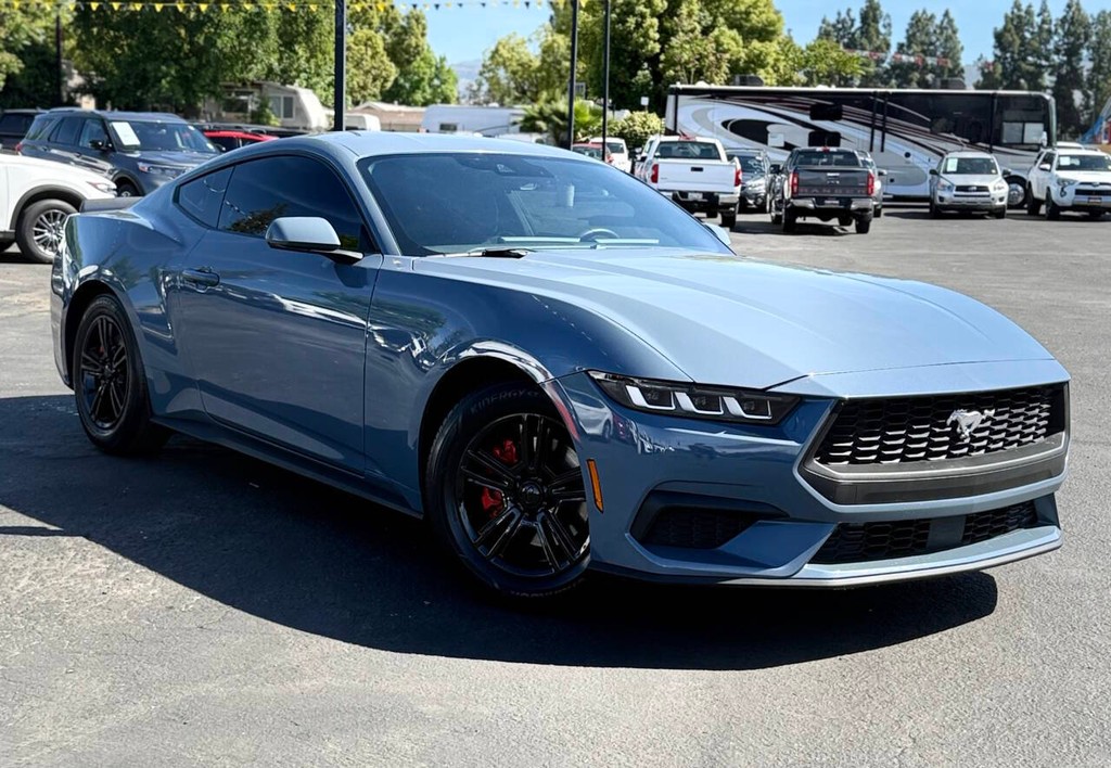 Ford Mustang Vehicle Full-screen Gallery Image 02