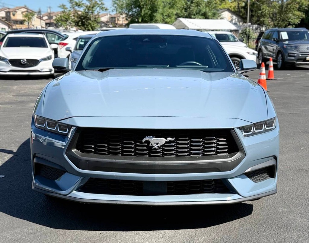 Ford Mustang Vehicle Full-screen Gallery Image 03
